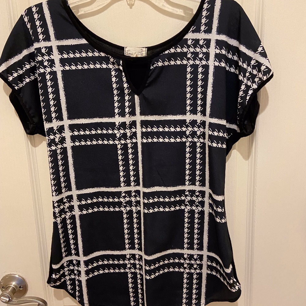 Emi and Joe satin top bold pattern size small
